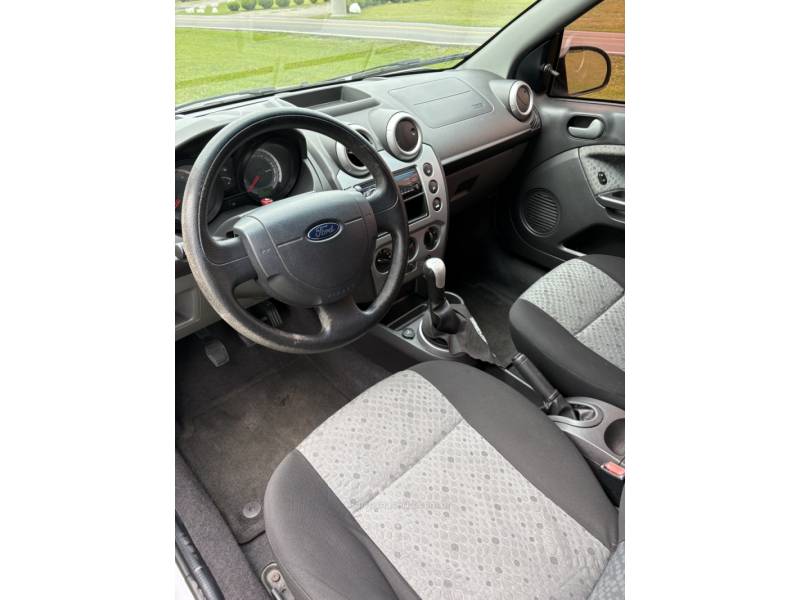 FORD - FIESTA - 2013/2014 - Prata - R$ 36.000,00