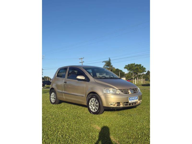 VOLKSWAGEN - FOX - 2004/2004 - Prata - R$ 16.900,00