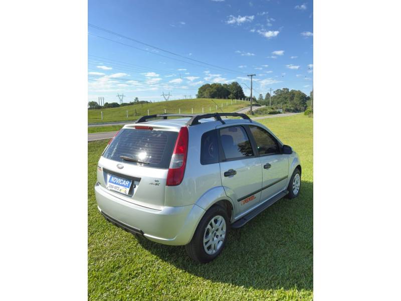FORD - FIESTA - 2006/2007 - Prata - R$ 25.000,00