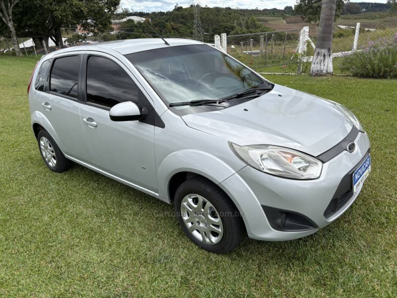FORD - FIESTA - 2013/2014 - Prata - R$ 36.000,00