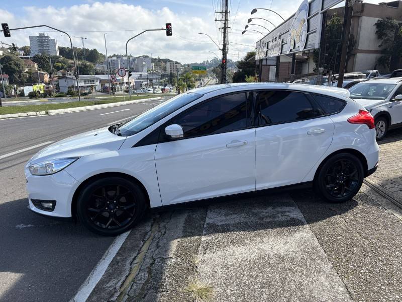 FORD - FOCUS - 2018/2019 - Branca - R$ 65.000,00