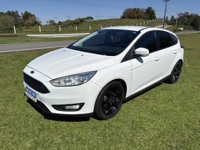 FORD - FOCUS - 2018/2019 - Branca - R$ 65.000,00