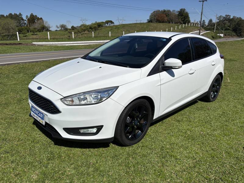 FORD - FOCUS - 2018/2019 - Branca - R$ 65.000,00