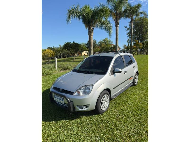 FORD - FIESTA - 2006/2007 - Prata - R$ 25.000,00