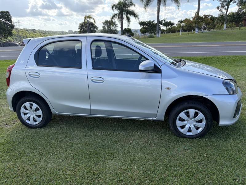 TOYOTA - ETIOS - 2019/2020 - Prata - R$ 58.900,00