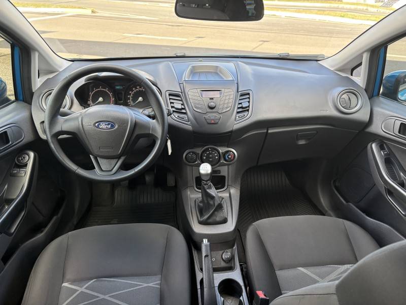 FORD - FIESTA - 2015/2016 - Azul - R$ 52.000,00