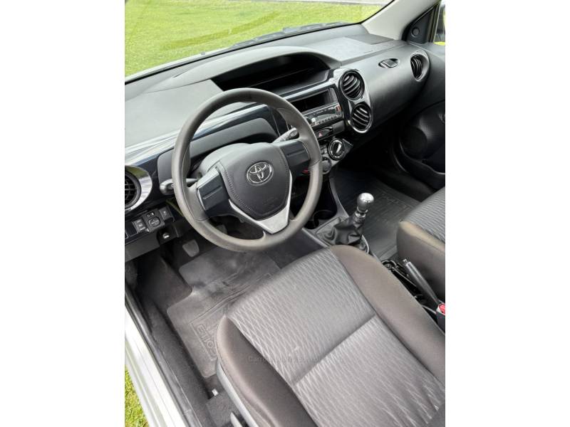 TOYOTA - ETIOS - 2019/2020 - Prata - R$ 58.900,00