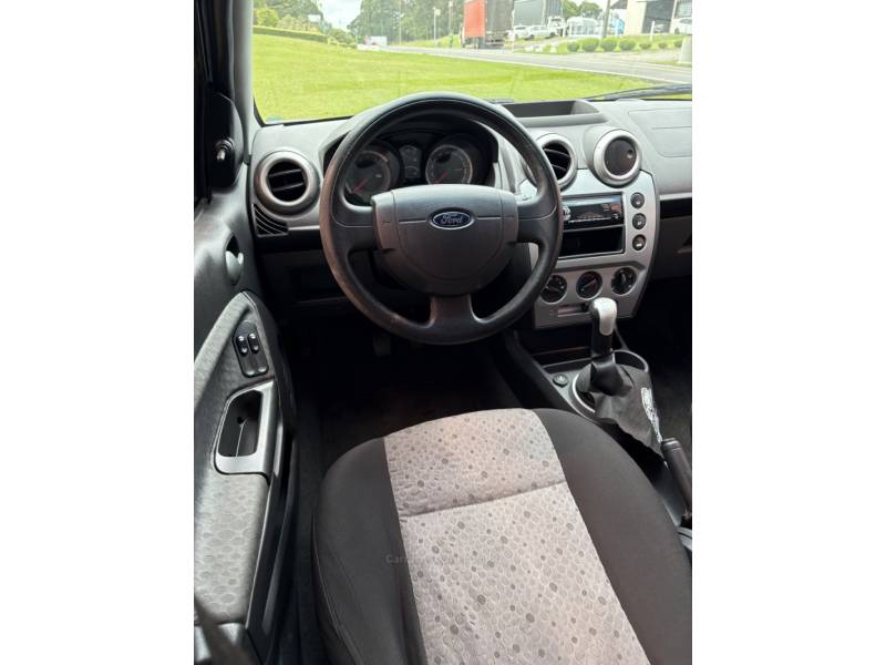FORD - FIESTA - 2013/2014 - Prata - R$ 36.000,00