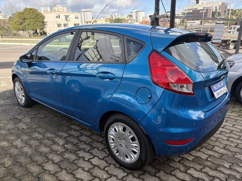 FORD - FIESTA - 2015/2016 - Azul - R$ 52.000,00