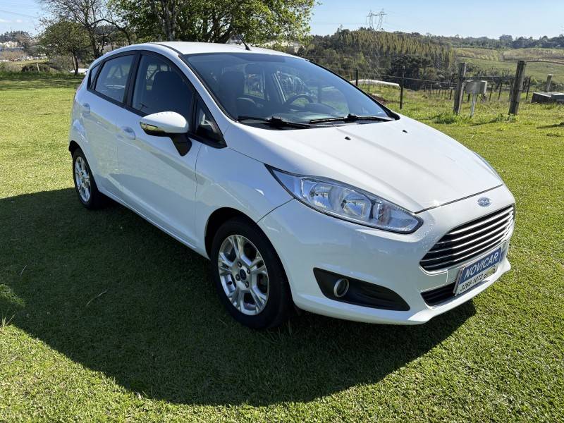 FORD - FIESTA - 2014/2015 - Branca - R$ 49.000,00