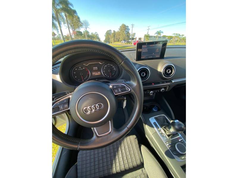 AUDI - A3 - 2013/2014 - Branca - R$ 84.000,00