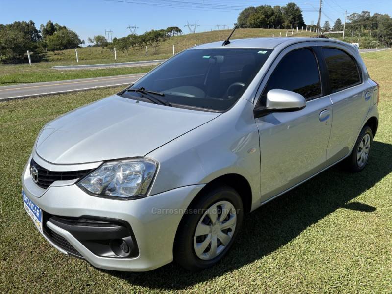 TOYOTA - ETIOS - 2017/2018 - Prata - R$ 59.900,00