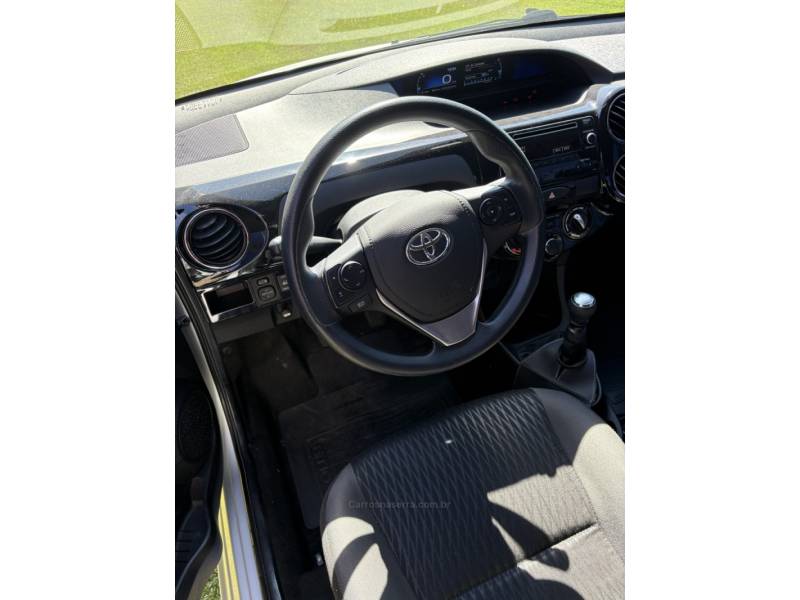 TOYOTA - ETIOS - 2017/2018 - Prata - R$ 59.900,00