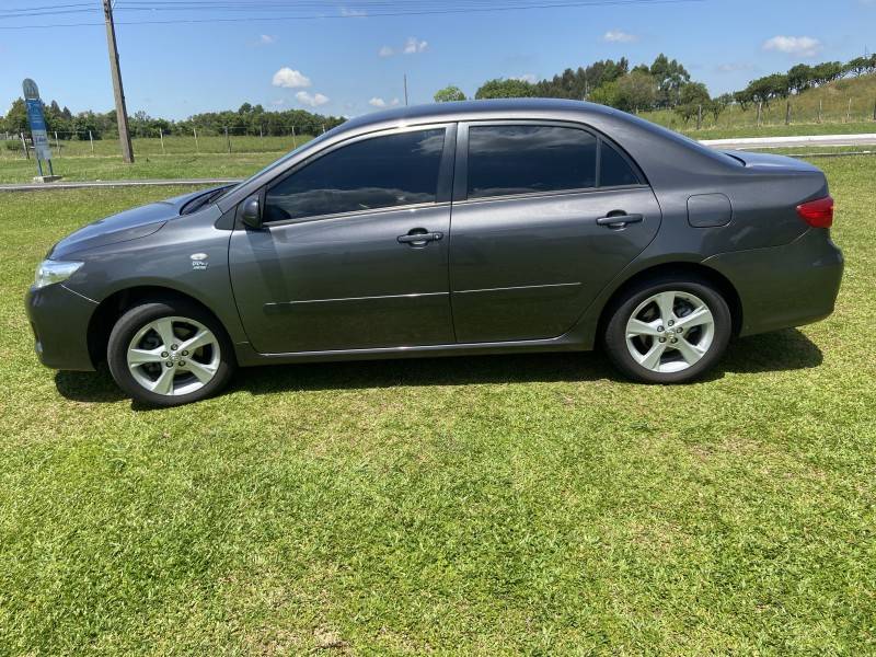 TOYOTA - COROLLA - 2013/2014 - Cinza - R$ 66.900,00