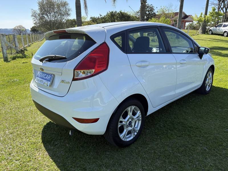 FORD - FIESTA - 2014/2015 - Branca - R$ 49.000,00