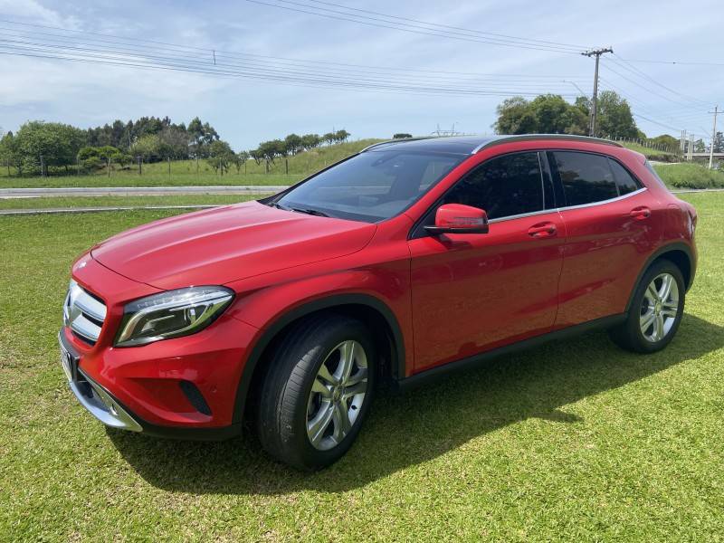 MERCEDES-BENZ - GLA 200 - 2015/2016 - Vermelha - R$ 139.000,00
