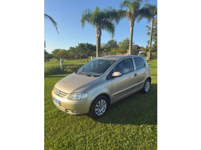 VOLKSWAGEN - FOX - 2004/2004 - Prata - R$ 16.900,00