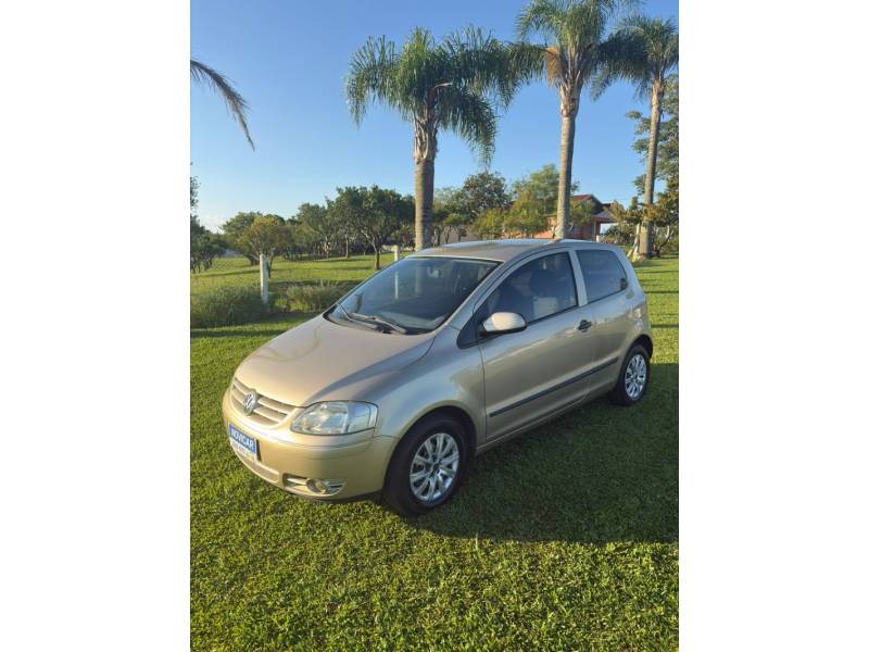 VOLKSWAGEN - FOX - 2004/2004 - Prata - R$ 16.900,00