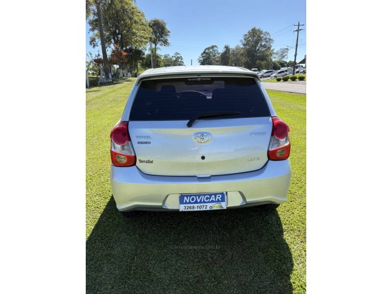TOYOTA - ETIOS - 2017/2018 - Prata - R$ 59.900,00