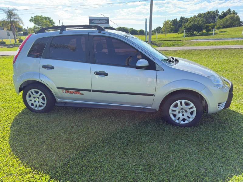 FORD - FIESTA - 2006/2007 - Prata - R$ 25.000,00