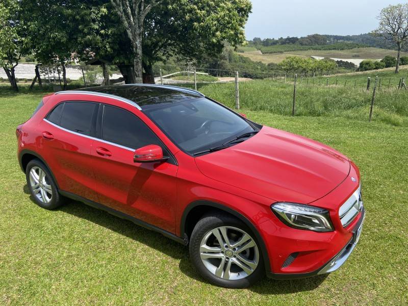MERCEDES-BENZ - GLA 200 - 2015/2016 - Vermelha - R$ 139.000,00