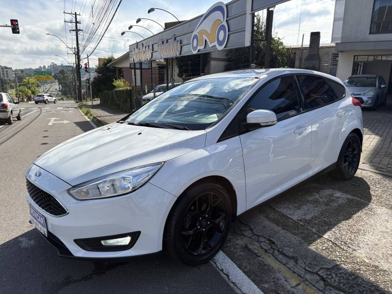 FORD - FOCUS - 2018/2019 - Branca - R$ 65.000,00