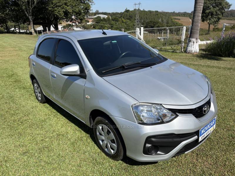 TOYOTA - ETIOS - 2017/2018 - Prata - R$ 59.900,00